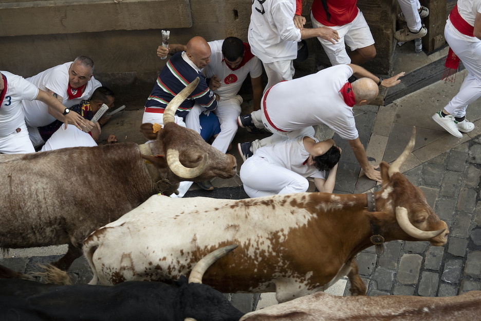 Caída ante la manada en los metros finales de Santo Domingo.