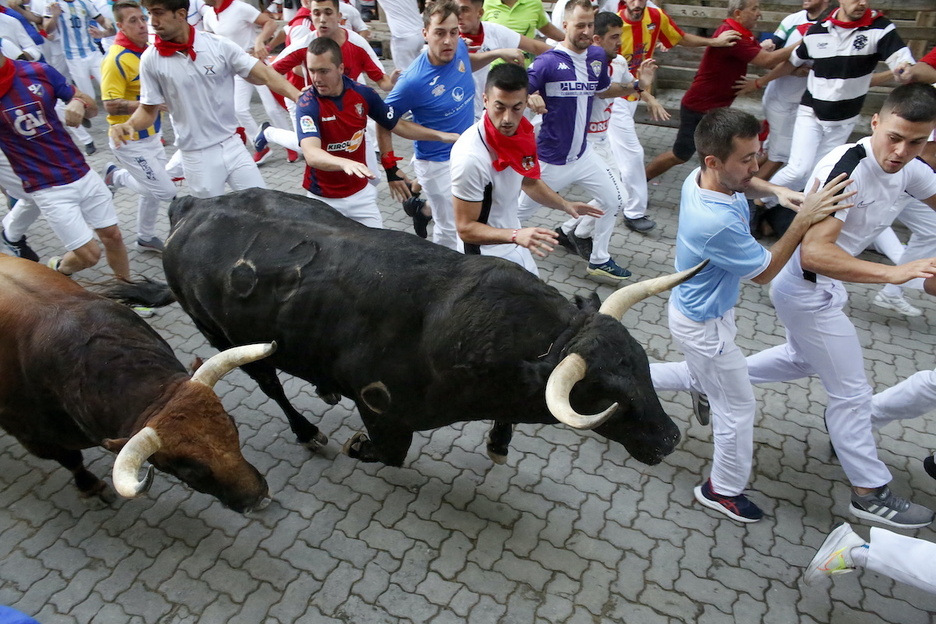 Estu baino kontrolatuta, Zezen Plazarako jeitsieran.