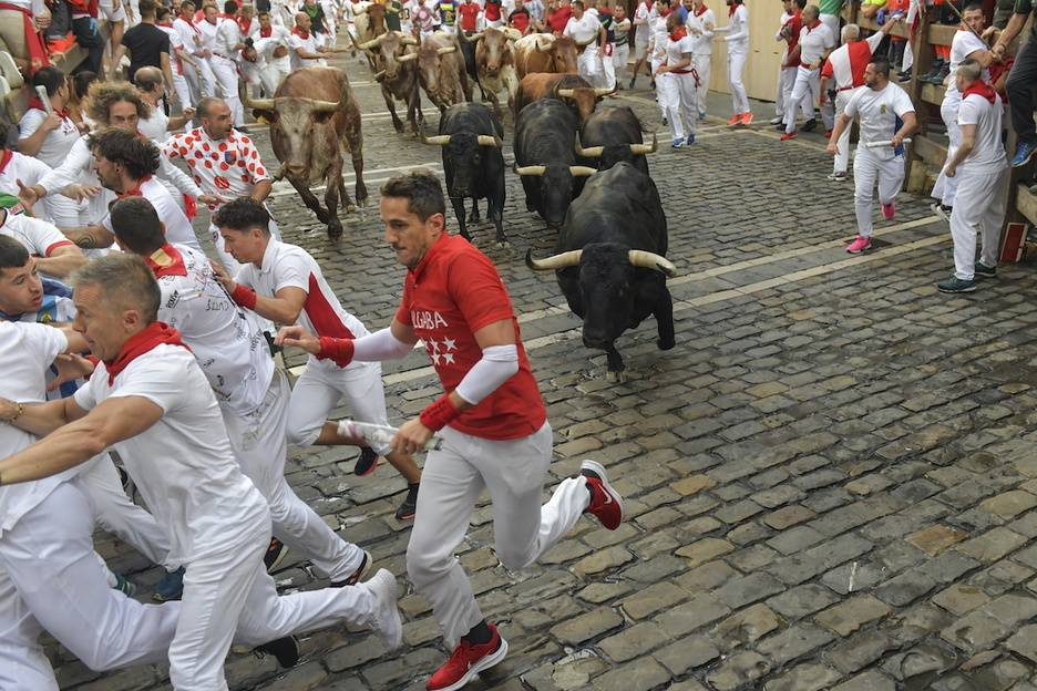 Estafetako bihurgunea bikain eman dute korrikalariek eta zezenek.