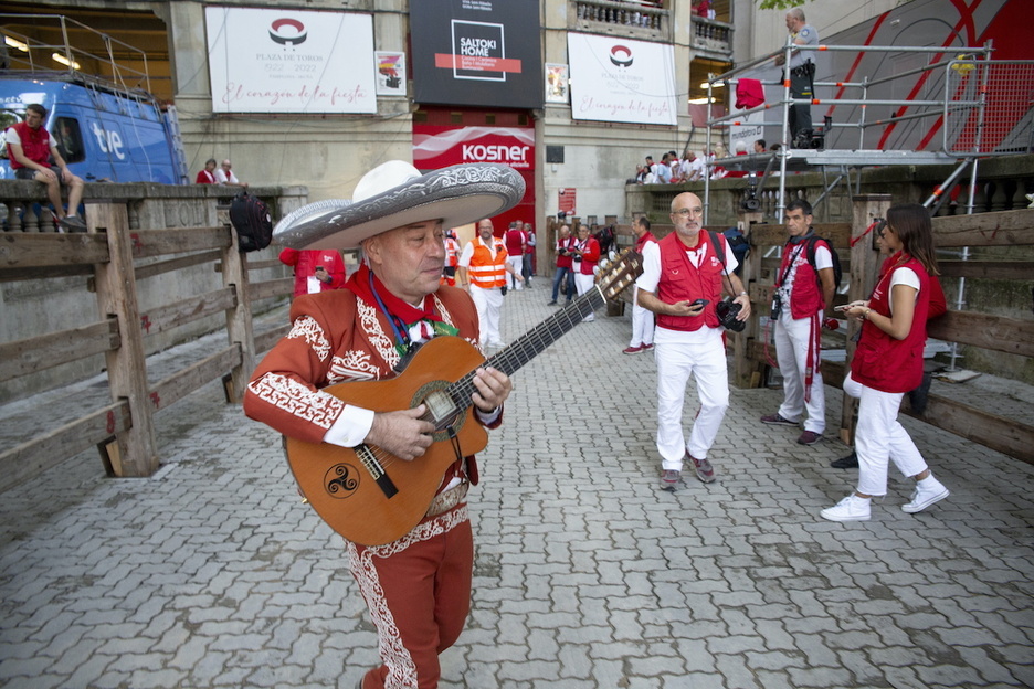 Txutxin Ibañez mirandarra ibili da gaur Zezen Plaza eta ingurua alaitzen.