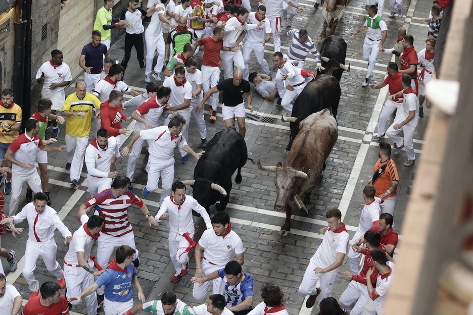 Hiru zezen eta «laguntzaile» bat, Estafetan barrena.