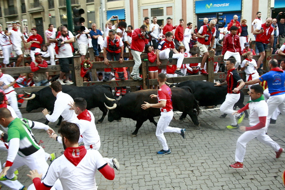 Jandilla beltzak, Telefonican.