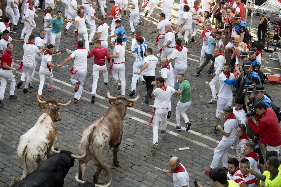 Udaletxe Plazan, oraindik zezenak bigarren lerroan babestuta.