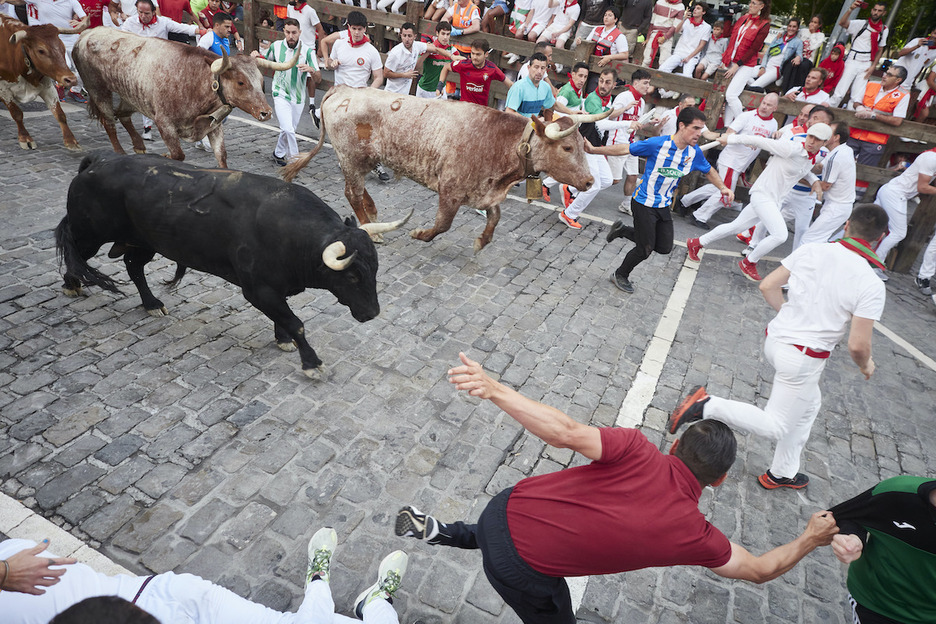 Kale erditik, korrikalariei kasurik egin gabe bezala.
