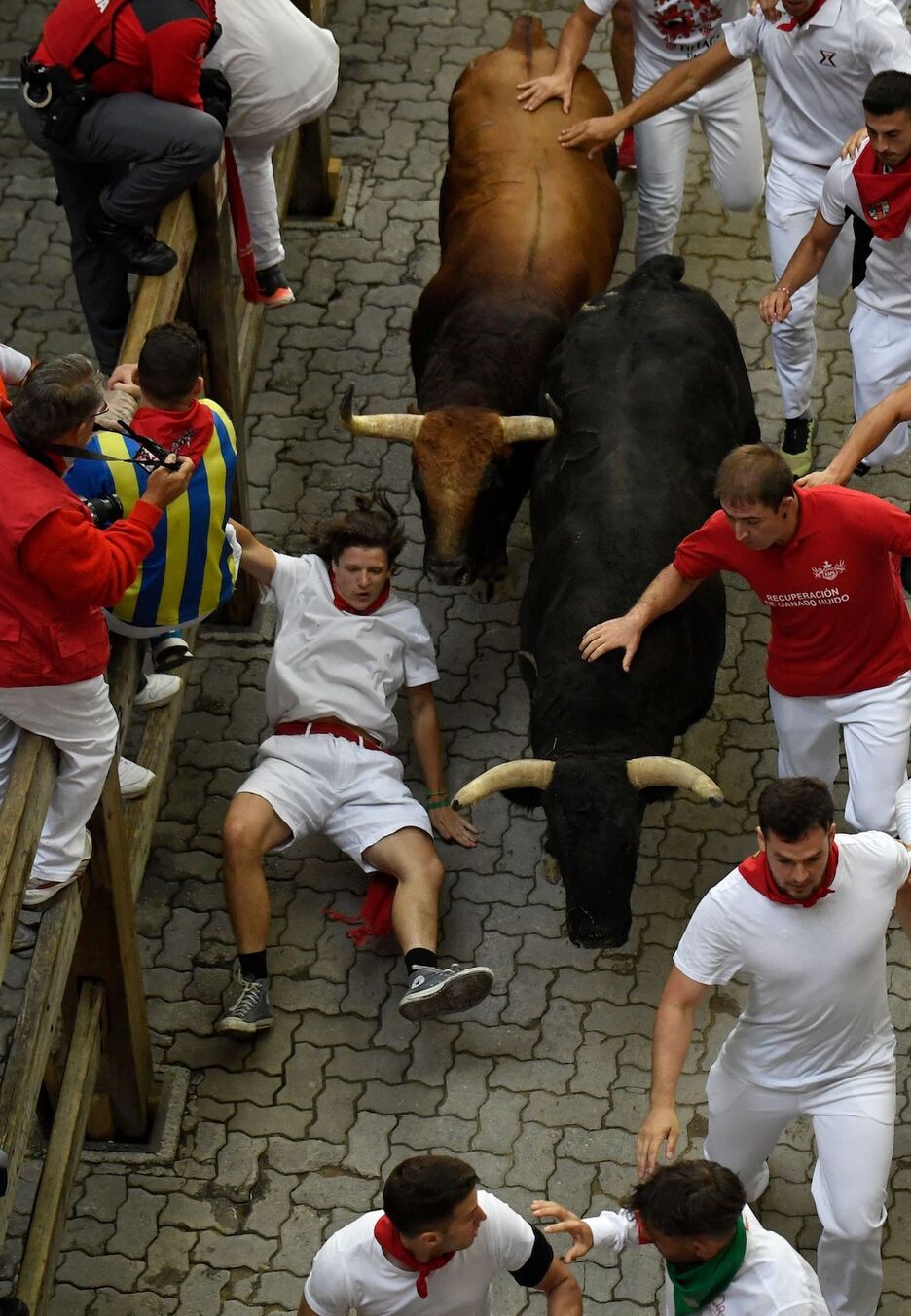 Era bitxian erori da gizonezko hau, azken metroetan.