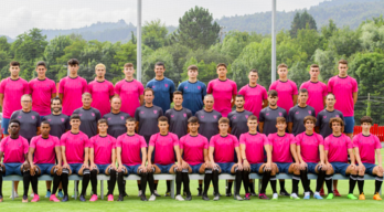 Elijah Gift con los defensas Jelbat y Jon de Luis en Lezama.