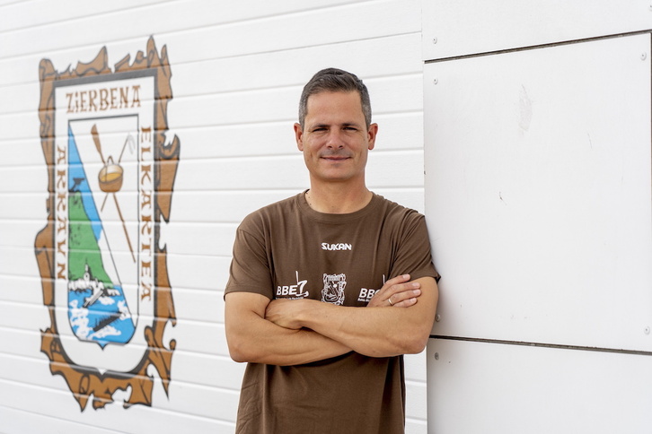 Dani Perez Zierbenako arraun elkarteko instalazioetan.