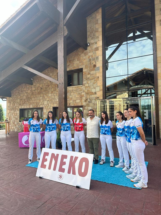 Udako Master Laboral Kutxa txapelketan parte hartuko duten pilotariak Eneko Atxaren jatetxean.