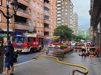 Imagen del incendio registrado en Deustu. 