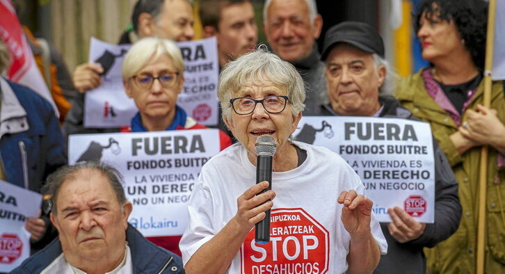 Rosa García, en una movilización ante un caso de amenaza de desahucio en Donostia.