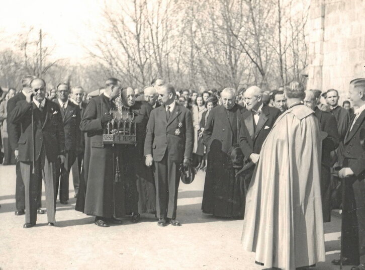 Vallat, a la izquierda con parche y bastón, y Jouart, con un parche en su ojo izquierdo, junto a la reliquia.