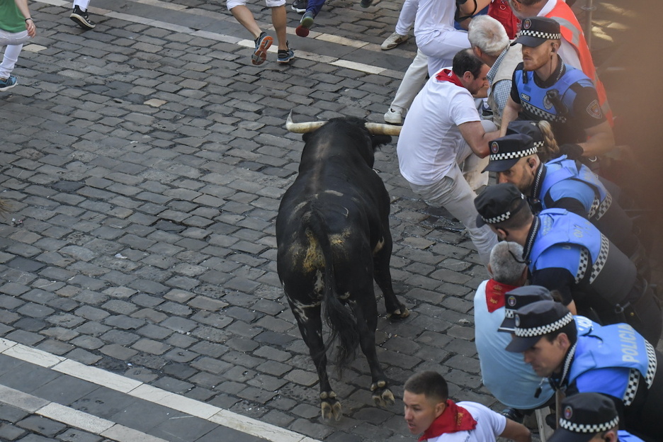 Este toro escorado a la derecha en el Ayuntamiento ha dado problemas más adelante. Este toro escorado a la derecha en el Ayuntamiento ha dado problemas más adelante.