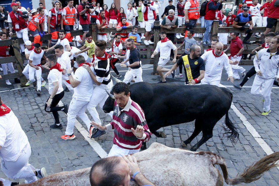 Bastante despiste humano en la curva de Telefónica. Bastante despiste humano en la curva de Telefónica.