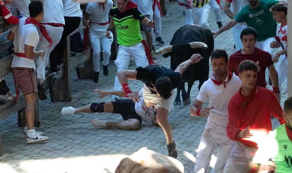 Dos caídas con mucho riesgo ante la cara del morlaco. Dos caídas con mucho riesgo ante la cara del morlaco.