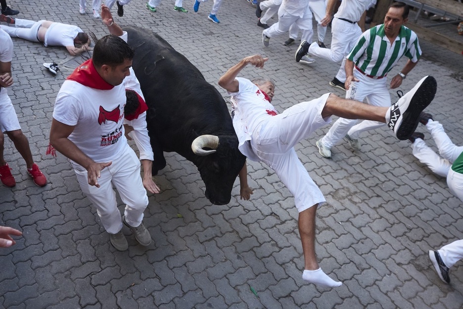 El momento de la cornada en el callejón. El momento de la cornada en el callejón.