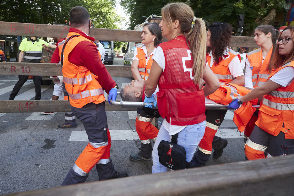 El traslado del herido; la cornada es leve. El traslado del herido; la cornada es leve.