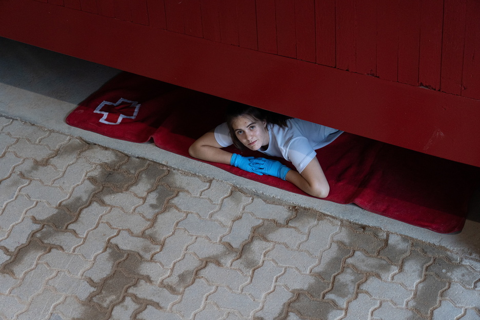 Una operaria de la Cruz Roja, preparada en las gateras del callejón. Una operaria de la Cruz Roja, preparada en las gateras del callejón.