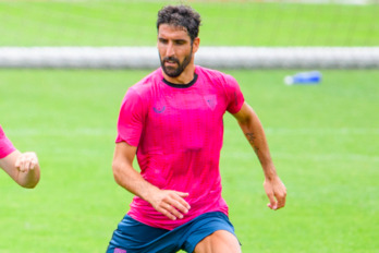 Raúl García firmando autógrafos a los seguidores al acabar un entrenamiento en Lezama.