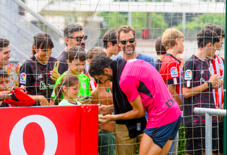 Raúl García firmando autógrafos a los seguidores al acabar un entrenamiento en Lezama.