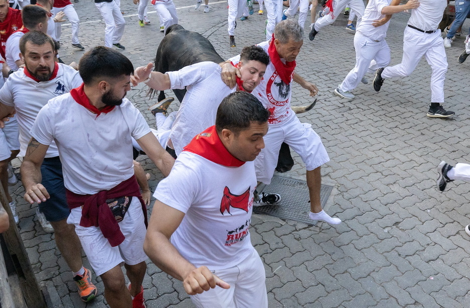 La secuencia en cuatro momentos: el toro engancha al corredor holandés. La secuencia en cuatro momentos: el toro engancha al corredor holandés.