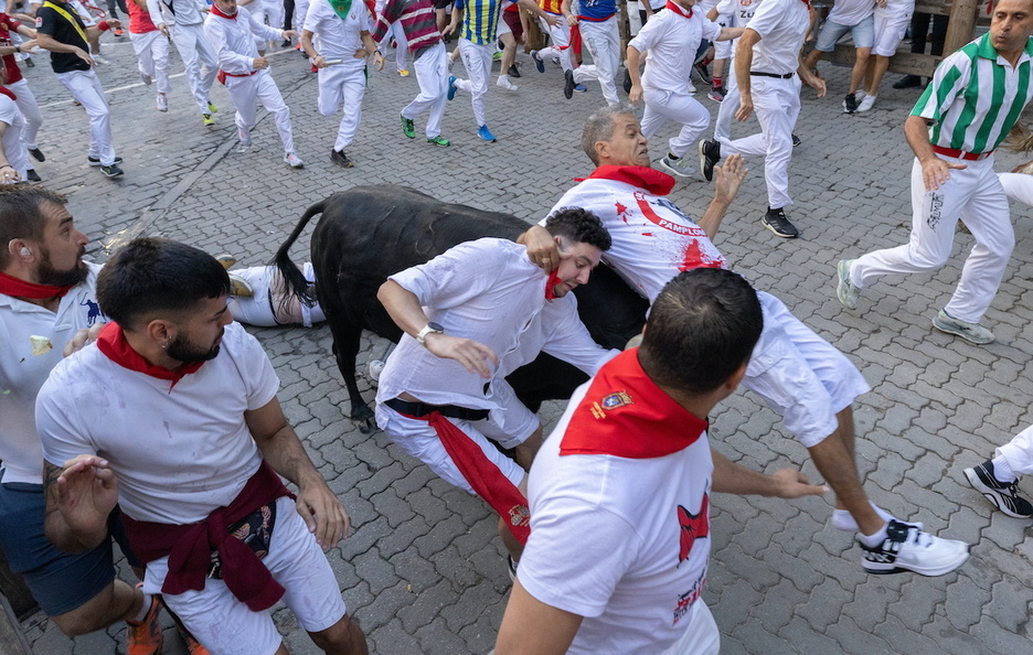 La secuencia en cuatro momentos: lo levanta por los aires. La secuencia en cuatro momentos: lo levanta por los aires.