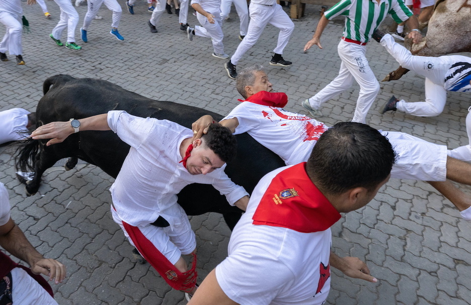 La secuencia en cuatro momentos: hay cornada. La secuencia en cuatro momentos: hay cornada.