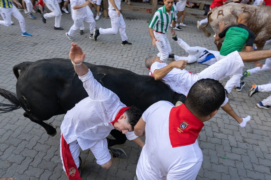 La secuencia en cuatro momentos: media vuelta y al suelo. La secuencia en cuatro momentos: media vuelta y al suelo.