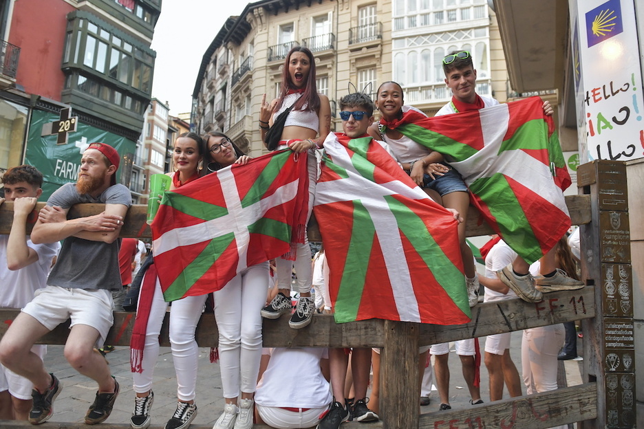 Con la ikurriña al encierro. Con la ikurriña al encierro.