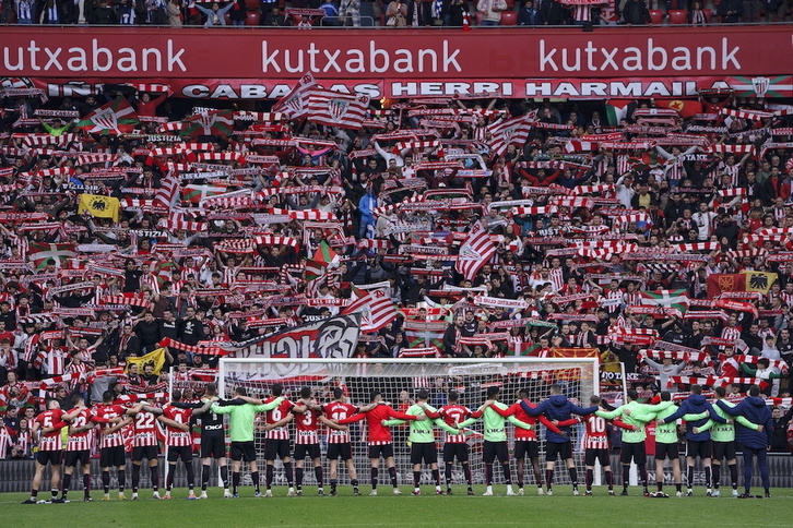 Los jugadores del Athletic se abrazan ante Iñigo Cabcas Herri Harmaila después de un partido de la temporada pasada.