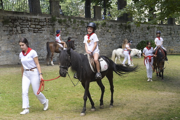 Paseo a caballo, con foto al final de la ruta hípica. (Idoia ZABALETA/FOKU)