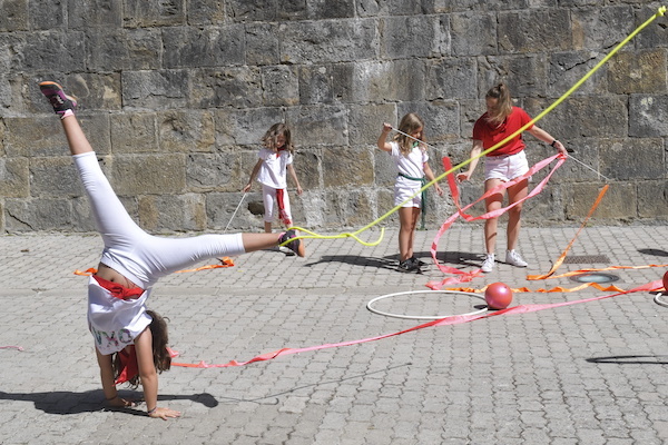 Momento de entusiasmo con la gimnasia rítmica. (Idoia ZABALETA/FOKU)