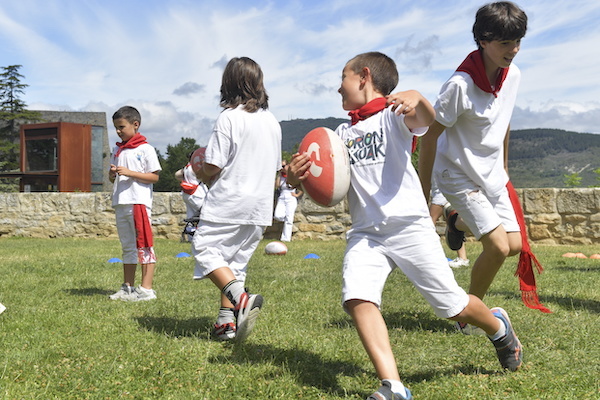 Pasándolo en grande con el rugby. (Idoia ZABALETA/FOKU)
