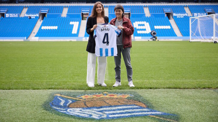 Nahia Apariciok 4 zenbakia eramango du elastikoan. Argazkian, Garbine Etxeberria Kirol Zuzendariarekin, Anoetan.