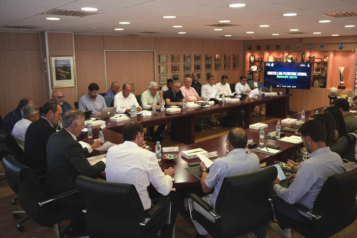 Los presidentes de los clubes de la Asobal, reunidos este jueves para realizar el sorteo.