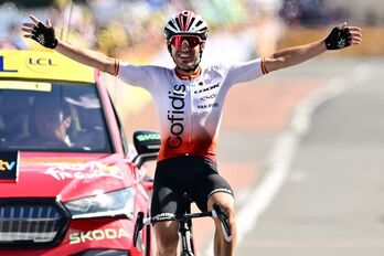 Ion Izagire celebra eufórico y feliz su segundo triunfo en el Tour.