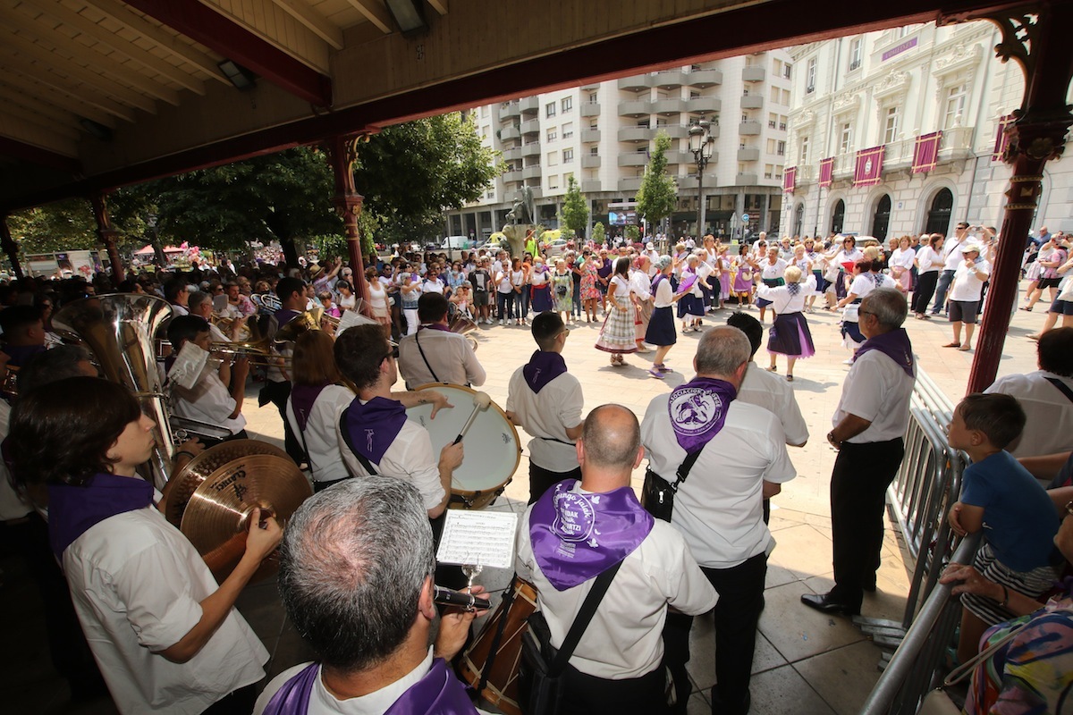 Santurtziko abesbatza eta musika taldeak igande eguerdian irtengo dira. (Oskar MATXIN | FOKU)