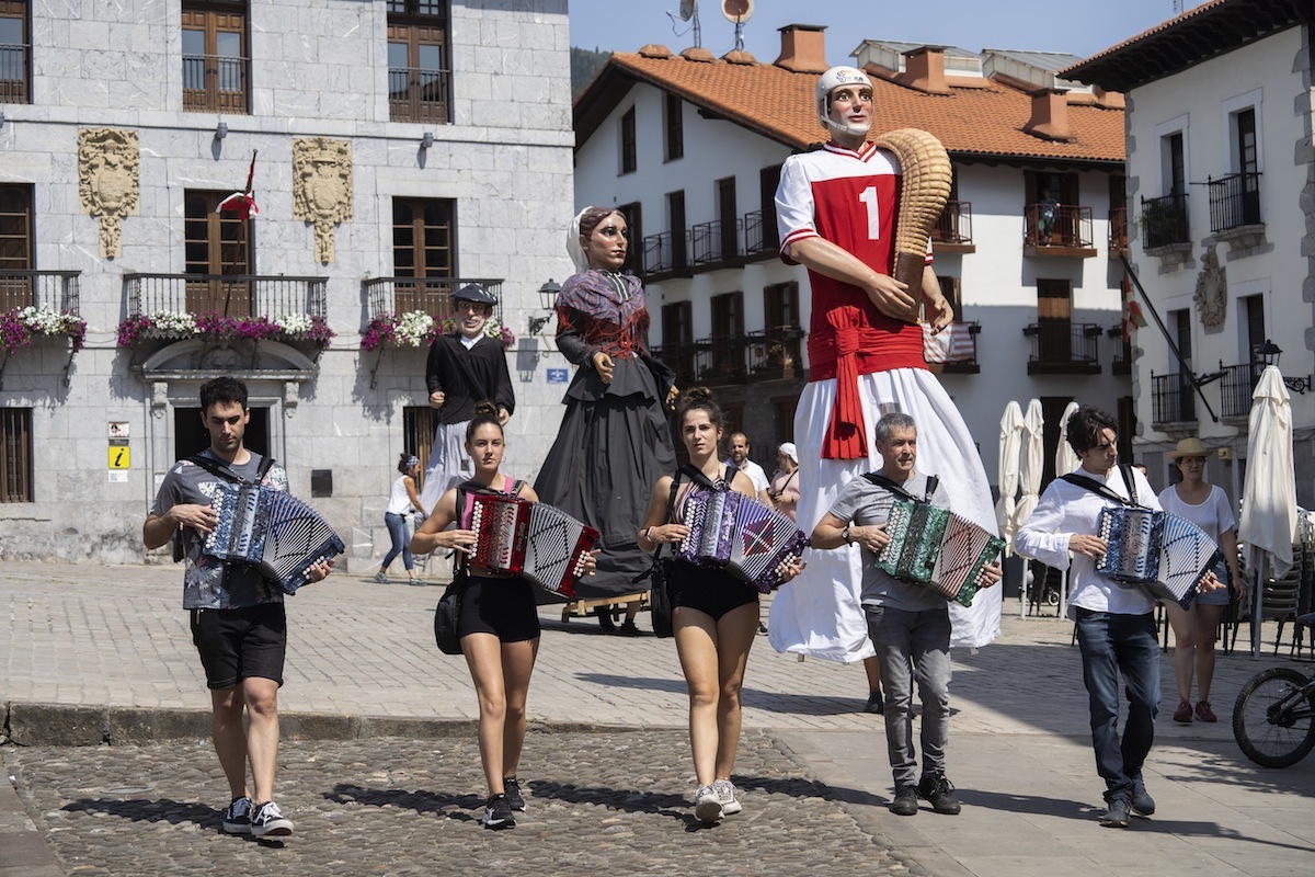 Markinako trikitilari eta erraldoiak, iazko jai hasierako kalejiran. (Monika DEL VALLE | FOKU)