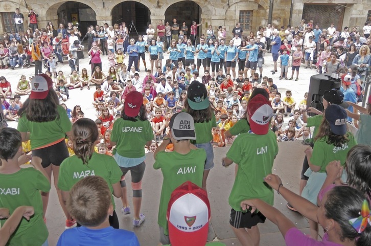 Antzuolan ostegunetik ari dira jaiak ospatzen.