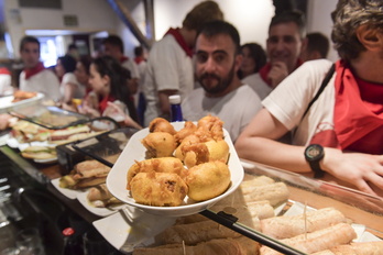 Mirada de amor hacia un plato lleno de fritos. 