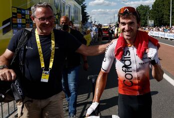 Ion Izagirre celebra la victoria de etapa en el Tour. 