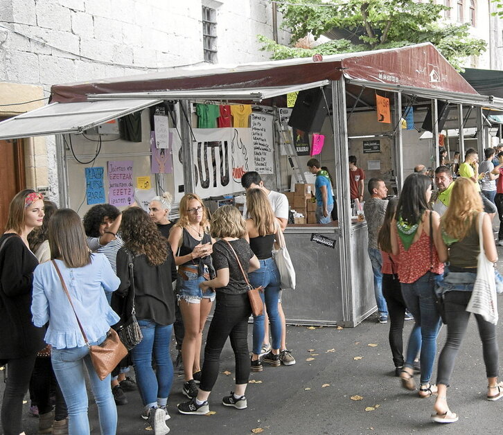 Sekula elkarrekin hitzik trukatu gabekoen begirada konplizeak barraren ertz batetik bestera...