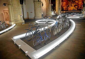 XX. mendeko lehen Tourretan erabilitako bizikleta bat, argia egiteko karburoarekin.