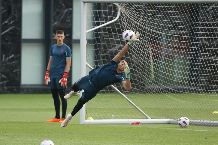 Padilla durante un entrenamiento en Lezama con el primer equipo del Athletic.