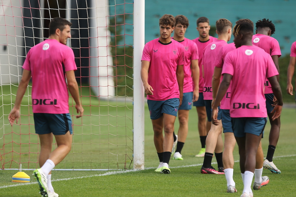 El lateral derecho Hugo Rinc&oacute;n es uno de los canteranos que ha arrancado la pretemporada con el primer equipo. (Oskar MATXIN EDESA / FOKU)