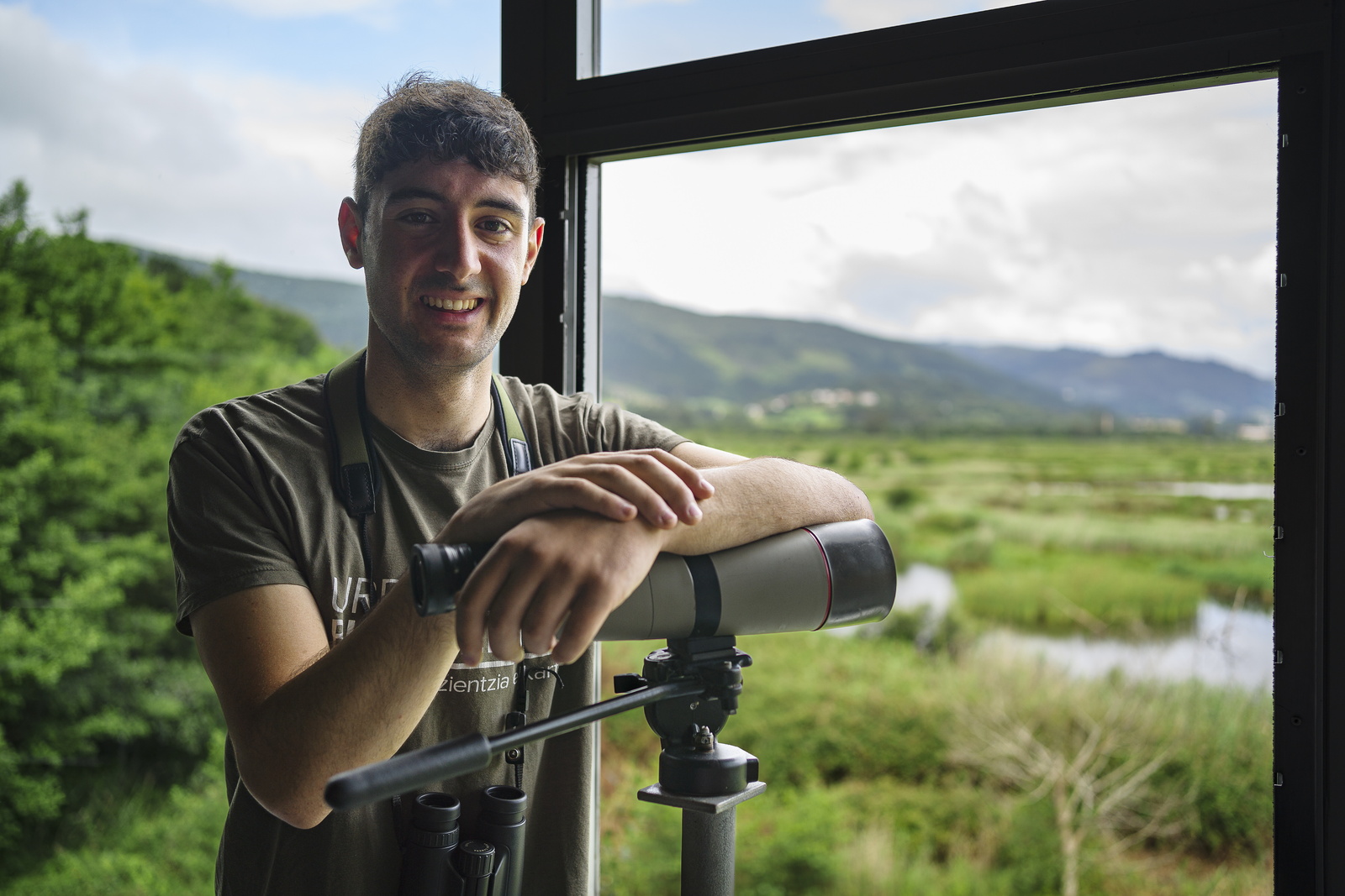 Jon Garatxena, hegaztien zentroko teknikaria. (Aritz LOIOLA | FOKU)