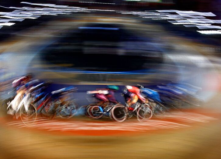 Un grupo de ciclistas compite en el campeonato de Estados Unidos de pista.