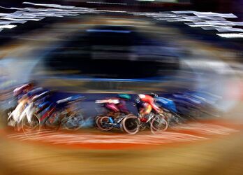 Un grupo de ciclistas compite en el campeonato de Estados Unidos de pista.