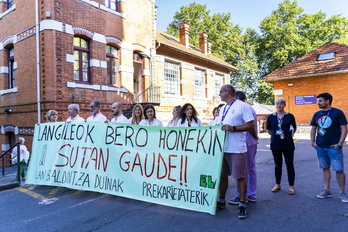 Langileek elkarretaratzea egin dute Anatomia Patologikoko eraikinaren aurrean.