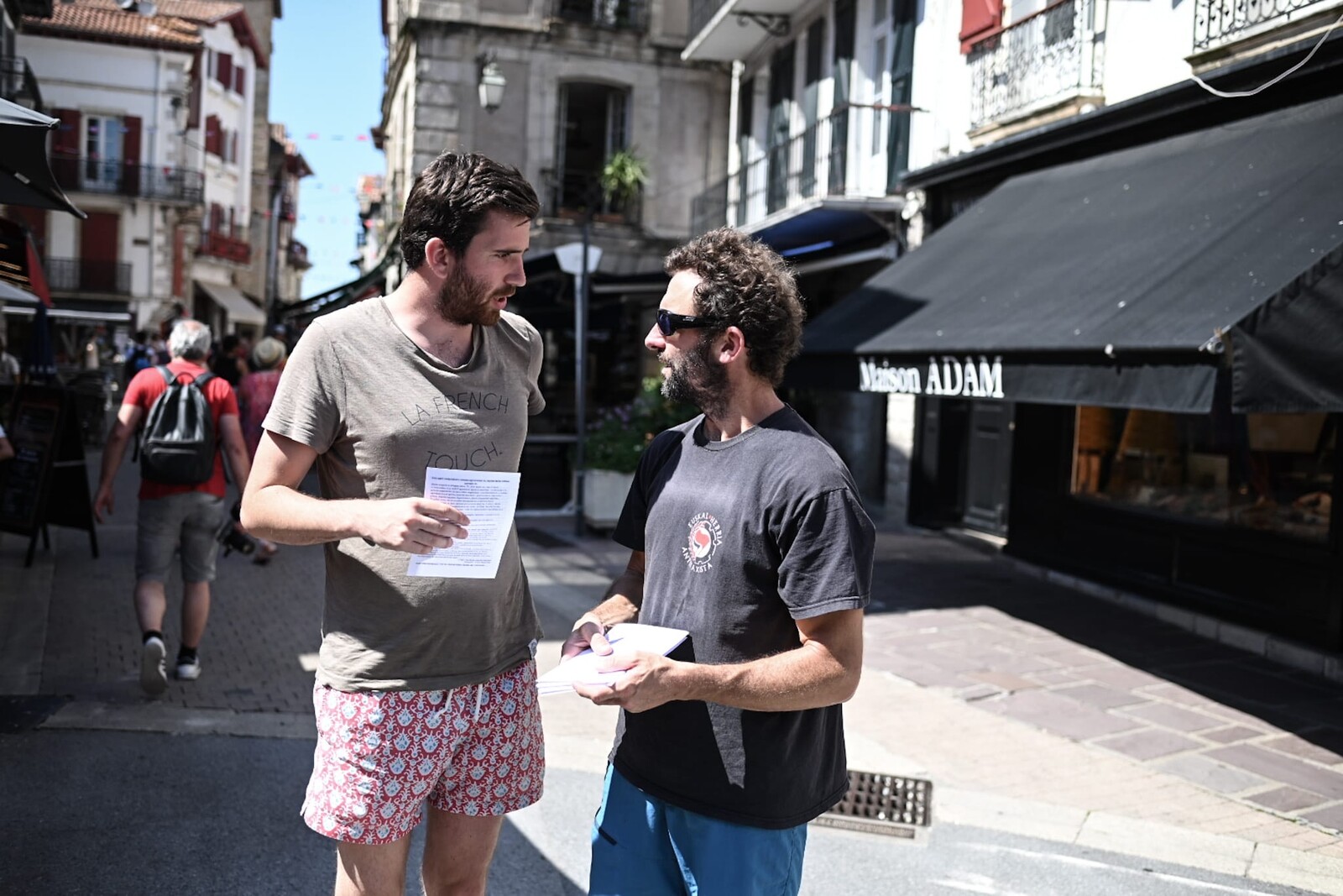 Les opposants &agrave; la vente ont distribu&eacute; des tracts dans les rues de Saint-Jean-de-Luz, ce vendredi 14 juillet.