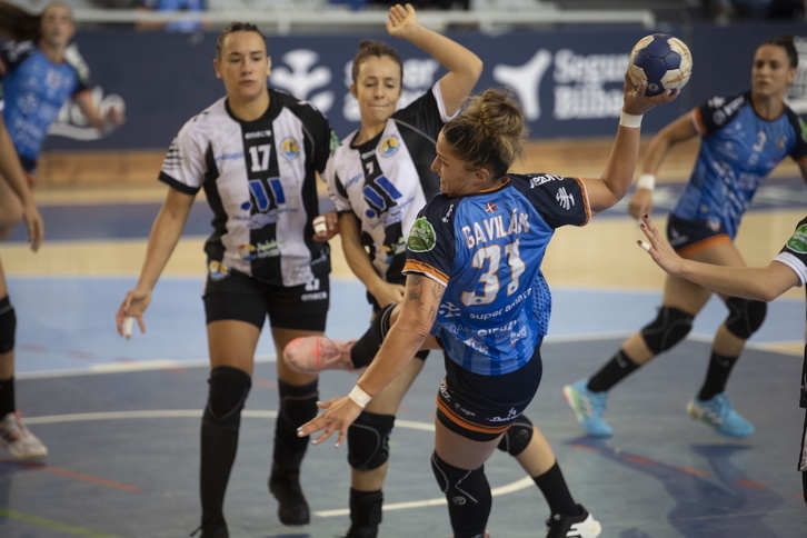 Giuliana ‘Shula’ Gavilan, jaurtitzeko prest, Malagaren aurkako partida batean, Gaska pabiloian.